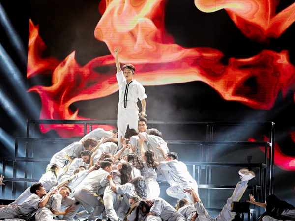 Trình diễn loạt hit tại "V Heartbeat Live", Trúc Nhân cũng có dàn fanchant "xịn xò" như ai