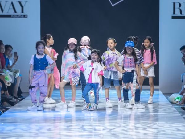 Dàn mẫu nhí gây chú ý khi sải bước tự tin trên sàn diễn "Junior Fashion Runway"