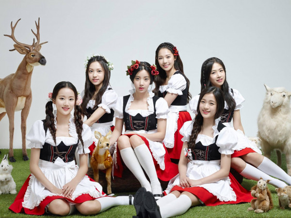 Lẽ nào nhóm nhạc này thiếu thốn đến mức phải tự sơn giày cũ để biểu diễn?