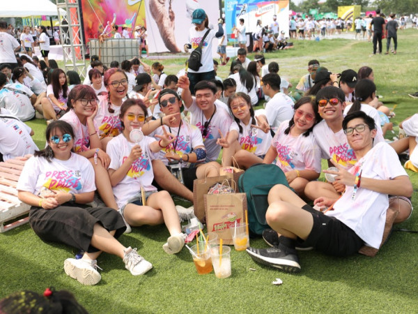 Sài Gòn: Giới trẻ đồng loạt "check-in", khoe ảnh đẹp cùng "đồng bọn", tại sự kiện đường đua sắc màu