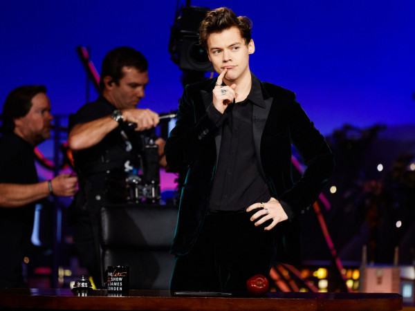 Harry Styles khiến fan “tan chảy” khi “dụ ngọt” fan bằng pizza và socola nóng