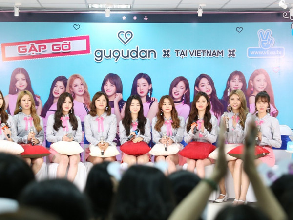 Gugudan quá đáng yêu, thân thiện và hát "Nơi này có anh" ngọt lừ ở Việt Nam