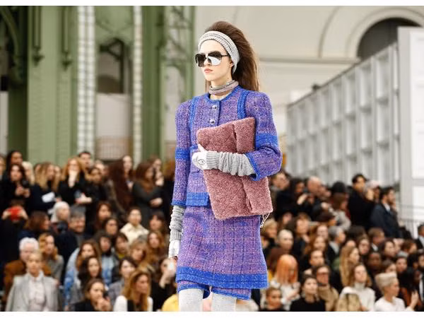 Lắng nghe trải nghiệm khi ngồi hÀng ghế đầu trong show thời trang của Chanel từ tín đồ thời trang Việt