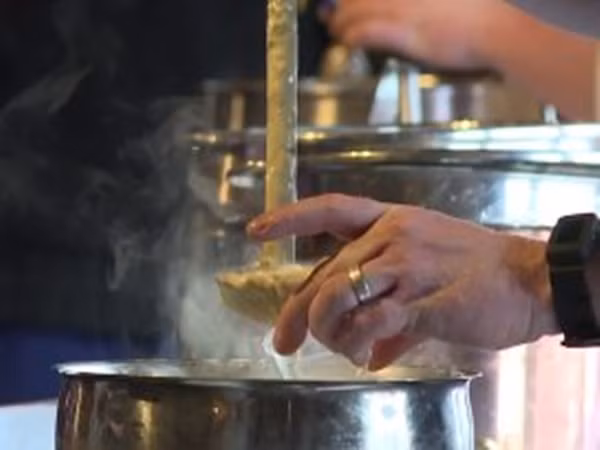 Lý do xúc động khiến chủ tiệm ăn đều đặn đem súp miễn phí đến nhà khách hàng