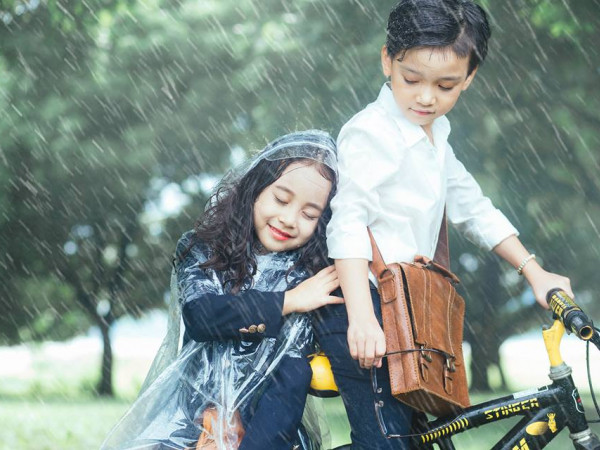 Ngắm bộ ảnh “Em gái mưa” phiên bản nhí cực đáng yêu đến Hương Tràm cũng phải thích mê