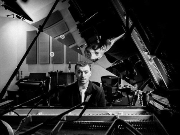 Sam Smith quyết “đốn tim” fan khi mang “Burning” đến sân khấu ở London
