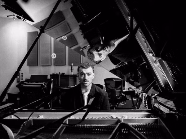 Sam Smith quyết “đốn tim” fan khi mang “Burning” đến sân khấu ở London