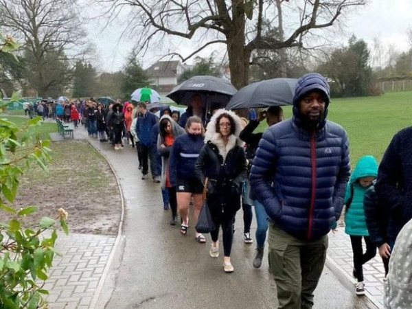 Gần 5.000 người xếp hàng dưới mưa, khi biết nguyên nhân ai cũng xúc động và làm theo