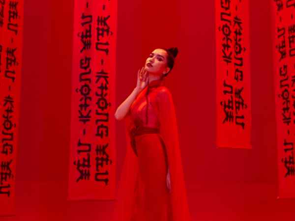 Xem xong "Chạy ngay đi" là phải đi tìm "Bùa yêu" của Bích Phương ngay lập tức!