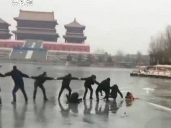 Chuyện ấm lòng ngày đông: Người dân nắm tay kết thành dây cứu hai mẹ con rơi xuống hồ băng