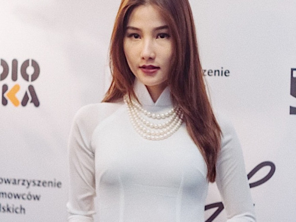 Diễm My 9X bắn tiếng Anh như gió tại "Tuần lễ phim Việt Nam" ở Ba Lan