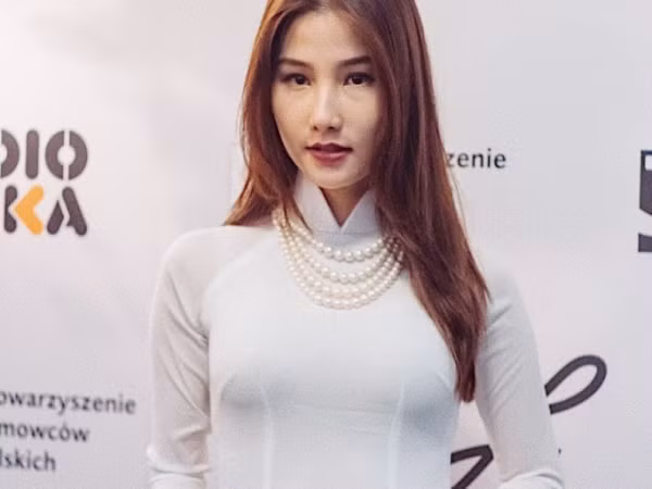 Diễm My 9X bắn tiếng Anh như gió tại "Tuần lễ phim Việt Nam" ở Ba Lan
