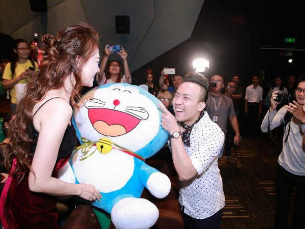 Trấn Thành ngồi bệt, "dìm hàng" Hari Won trước mặt các fan