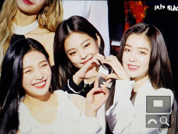 Một lần nữa, Jennie vả Irene lại tình thương mến thương khiến cư dân mạng dậy sóng 