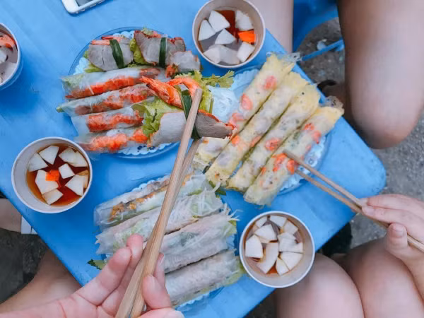 Đến phố Trần Xuân Soạn thưởng thức đồ cuốn 3 miền thanh mát cho mùa Hè