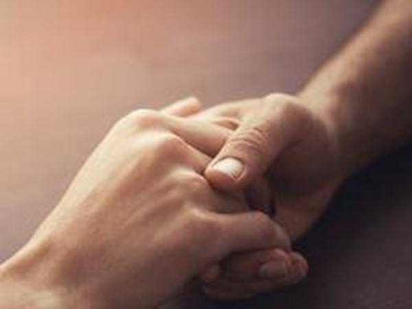 Cô gái trẻ bị tai nạn được một “thiên thần” nắm tay khi không có mẹ bên cạnh