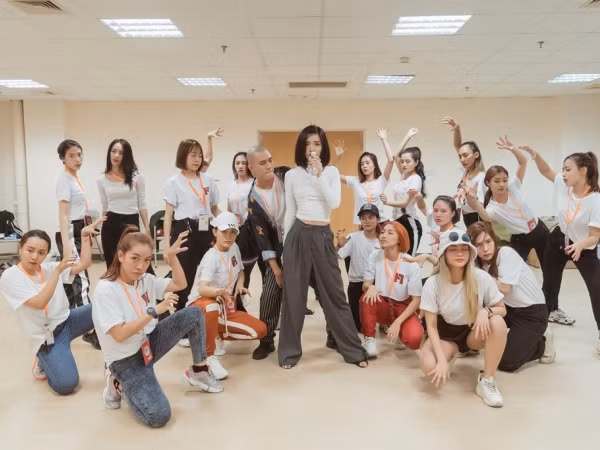Ngắm nhìn lại loạt ảnh thần thái hút hồn của Bích Phương trong hậu trường "AAA 2019"