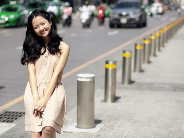 “Tiểu ngọc nữ” Lâm Thanh Mỹ khoe nét hồn nhiên, xinh tươi trên phố 
