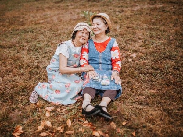 Bộ ảnh “Chị ngả em nâng” của hai bà thông gia U70 “đốn tim” dân mạng vì quá dễ thương