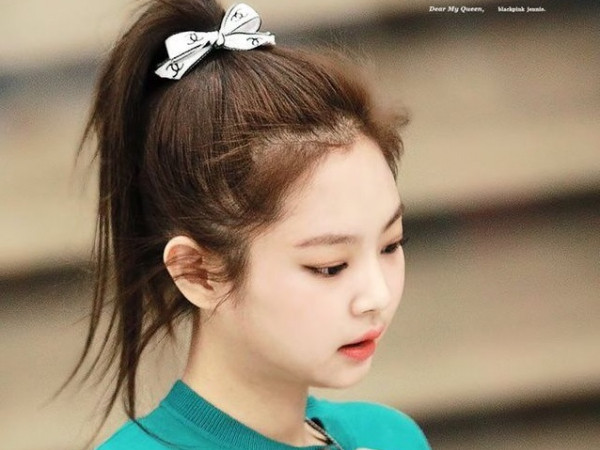 Học ngay Jennie tuyệt chiêu tái chế dây buộc tóc từ sợi ruy băng gói đồ