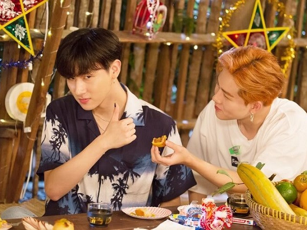 Biểu cảm thú vị của Monsta X khi ăn bánh Trung thu Việt Nam