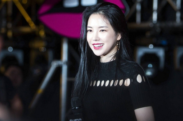 Naeun (Apink) bị ném đá vì lỡ khen Namjoo là ngày càng xinh hơn