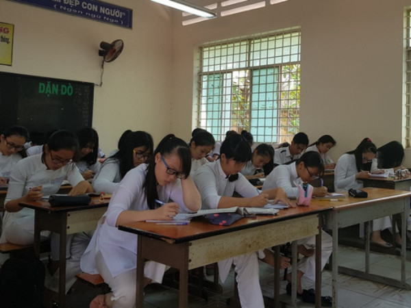 “Cô giáo lạnh lùng không nói gì cả” gần 4 tháng lên lớp không giảng bài