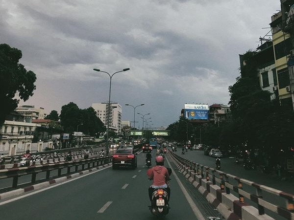 Chiều tối nay Hà Nội có khả năng xảy ra mưa dông kèm lốc, có sét và gió giật mạnh