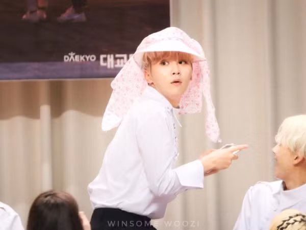 "Cạn lời" với những món quà độc, lạ, "lầy" của các fan tặng thần tượng tại fansign