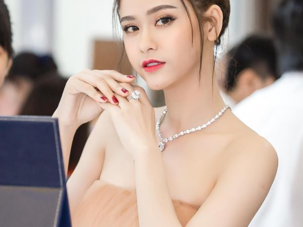 Trương Quỳnh Anh gây thương nhớ với vẻ đẹp sang trọng
