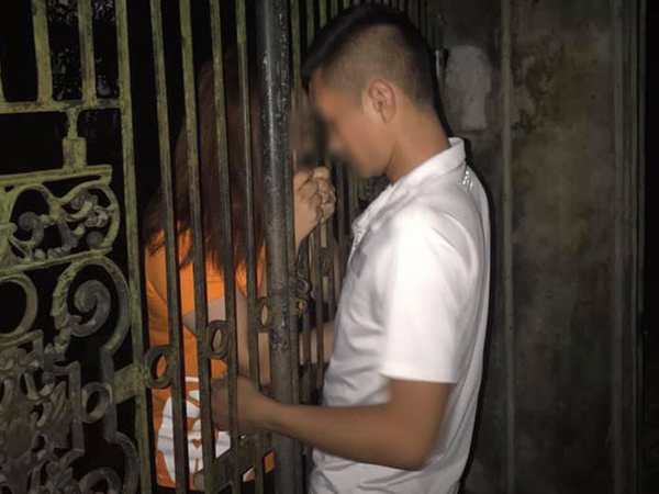 Nụ hôn qua song sắt của cặp đôi khiến cư dân mạng trở thành đạo diễn phim bất đắc dĩ