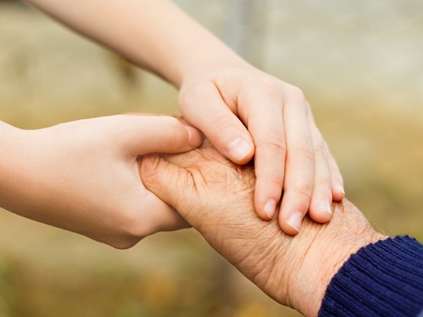 Bức ảnh hai người xa lạ trở thành “hiện tượng mạng”, vì một lý do rất ngọt ngào