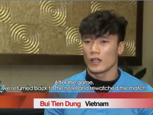 Chỉ vài chục giây trả lời phỏng vấn, thủ môn Bùi Tiến Dũng vẫn toát lên vẻ "cool ngầu"