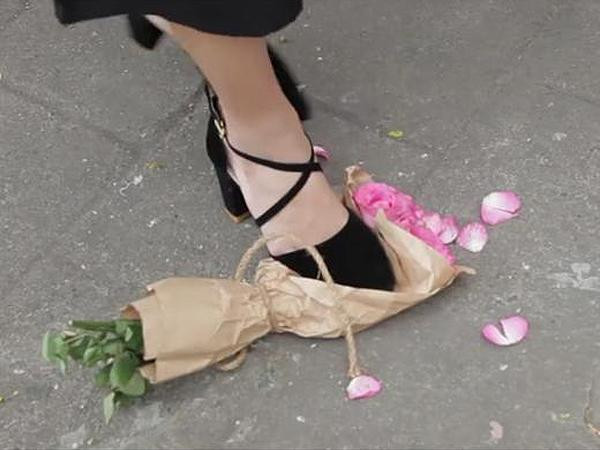 Từ chuyện giẫm nát hoa đổi lấy ngọc trai: Làm con gái khổ lắm ai ơi!