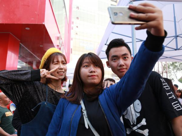 Giới trẻ Hà Nội "quẩy" hết mình cùng MIN, Mr T tại hội chợ nhà Hoa