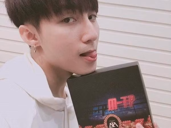 Hàng trăm fan xếp hàng từ sáng sớm đợi mua album đầu tay của Sơn Tùng M-TP 