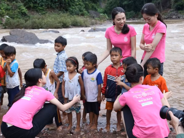 Thí sinh "Hoa hậu Việt Nam 2018" lội suối vẽ giấc mơ trong dự án "Tiếng nước reo"