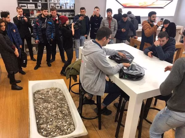 Nga: Nhóm thanh niên vác cả... bồn tắm tiền xu đi mua iPhone XS