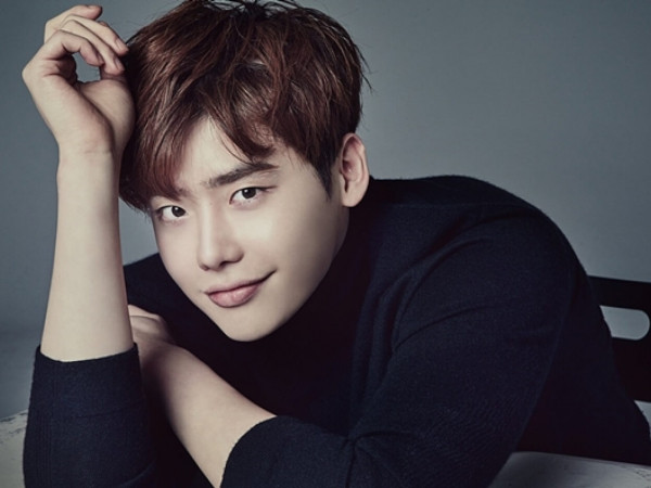 Lee Jong Suk dồn dập tin vui: Tài khoản Instagram đắt hàng, phim mới "While you were sleeping" được khen