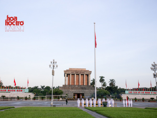 Chùm ảnh: Ngắm lễ thượng cờ tại lăng Bác Hồ trong buổi sáng ngày Tết độc lập