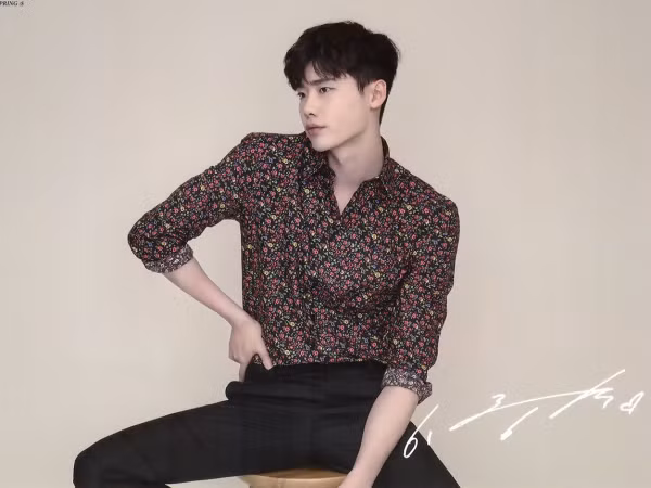 Lee Jong Suk lùi ngày nhập ngũ để hoàn tất chương trình học và lo quảng bá hai phim mới