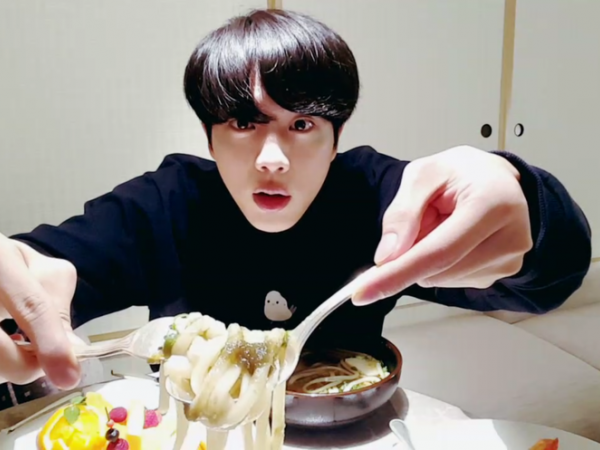 Cứ ngỡ idol ăn ít nhưng bạn sẽ sửng sốt trước sức ăn của ba chàng trai này