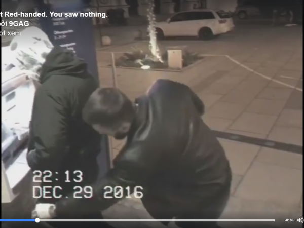 Bị kẻ gian móc túi trong khi đang rút tiền và cái kết không ai ngờ 