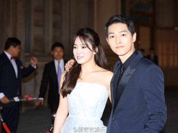 Dù bận quảng bá phim mới, Song Joong Ki vẫn tranh thủ cùng Song Hye Kyo đi du lịch Paris