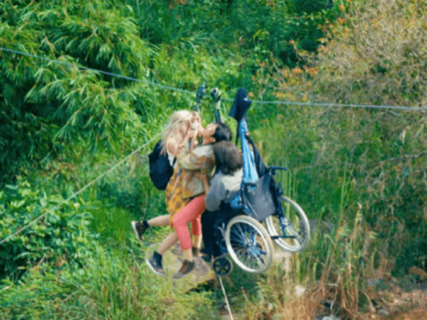 Thót tim với cảnh treo người trên độ cao 40 mét trong trailer "Lật Mặt: Ba Chàng Khuyết"