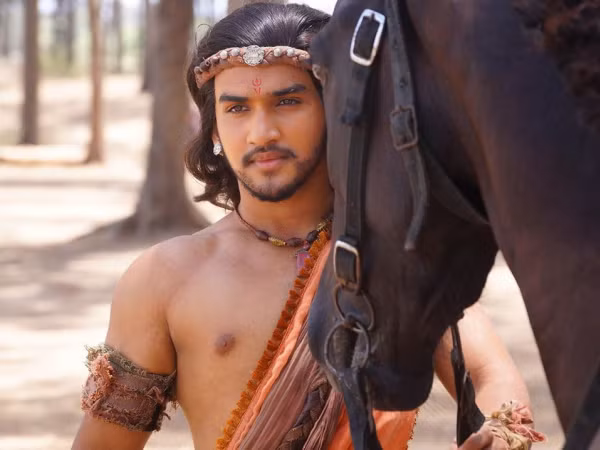 “Hoàng tử vũ công” của Bollywood chấn thương nặng khi ngã ngựa trên phim trường