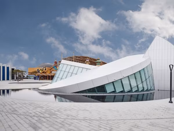 Vừa mới khai trương, quán cà phê mới mở của G-Dragon đã đông khách đến không ngờ