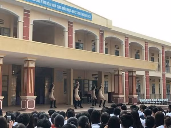 THPT Bất Bạt (Hà Nội) bị dư luận “ném đá” vì màn nhảy quá... sexy
