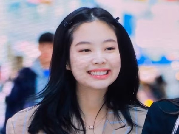Jennie (Black Pink) đáng yêu như em bé với kiểu tóc mới cực nhí nhảnh