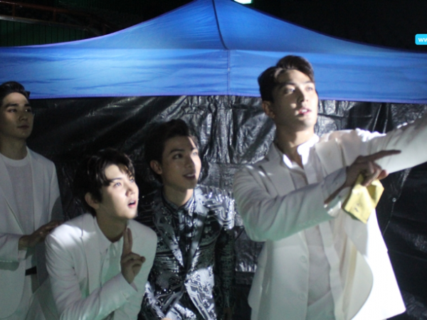 Erik tỏa sáng tại "Asia Song Festival", nhận được lời khích lệ từ NU'EST W